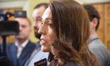 Жена с меч нападна офиса на новозеландския премиер