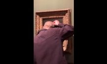 Екоактивист си залепи главата на известна картина