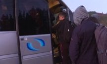 Студено и тъмно: Ученици ходят километри пеша, за да хванат автобуса за училище