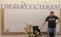 Показват на децата славните трофеи на българските щангисти