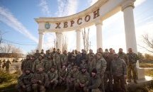 „Движим се напред, готови сме за мира“: Зеленски пристигна в освободения Херсон