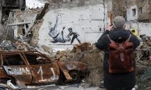 Банкси потвърди седем нови стенописа в Украйна