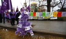 Синдикална елха и протестни гирлянди за депутатите от КНСБ