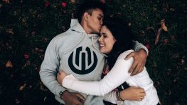 Скритото послание зад целувката по челото