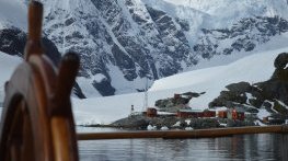Спасиха 4 жени след снежна буря, затрупала най-далечната поща в света