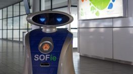 Роботът SOFie почиства летище София