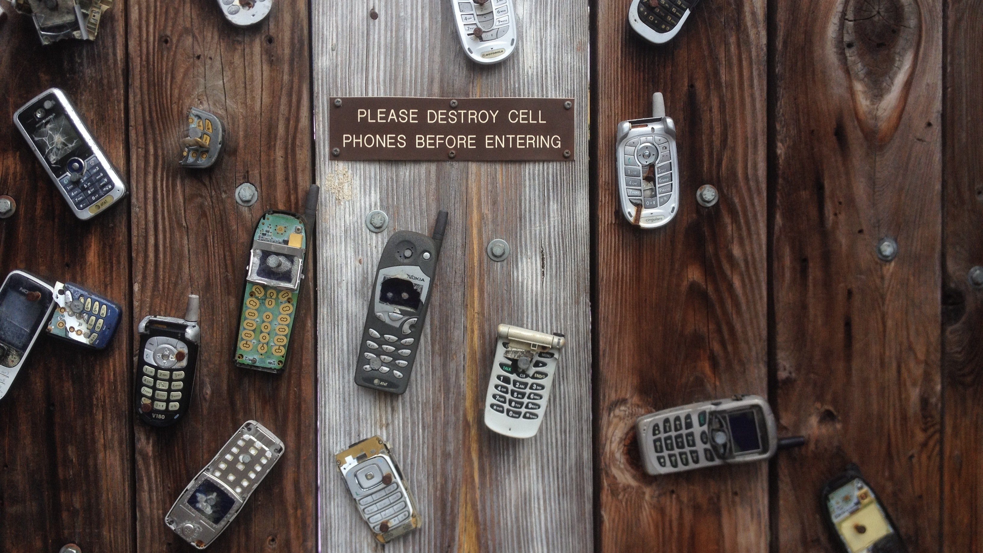 Купить телефон на стену. Старый телефон. Телефон на стене. Старые мобильные телефоны. Старинные Сотовые телефоны.