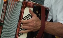 Москва изпраща на фронта акордеони и балалайки