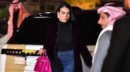 Вписали жената на Роналдо като прислужница, за да може да живее с него