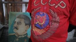 Сталин отново в парадна униформа