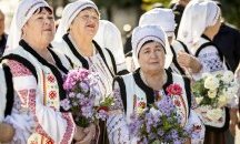 Между Изтока и Запада
