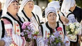 Между Изтока и Запада 