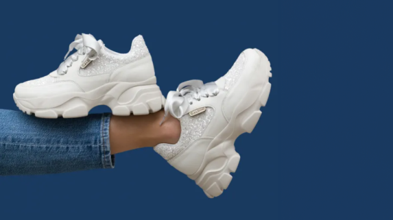 Защо дамските сникърси са новата визитка на съвременната жена?