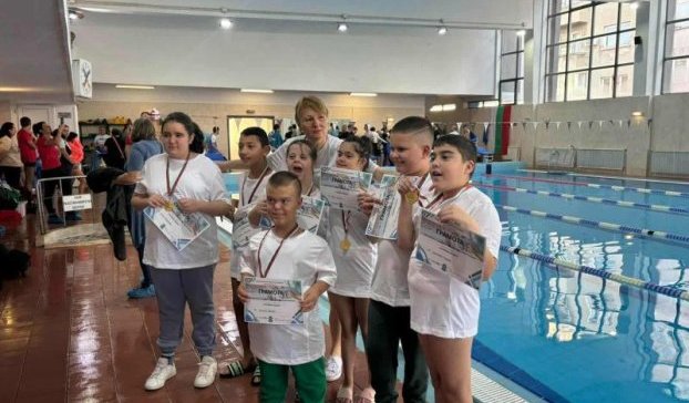 „Смелите делфини“ от Сливен се завърнаха с осем медала от национално състезание по плуване