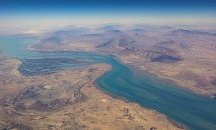 Когато в Ормуз е бурно, в София е скъпо