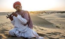 Възрастният в стаята