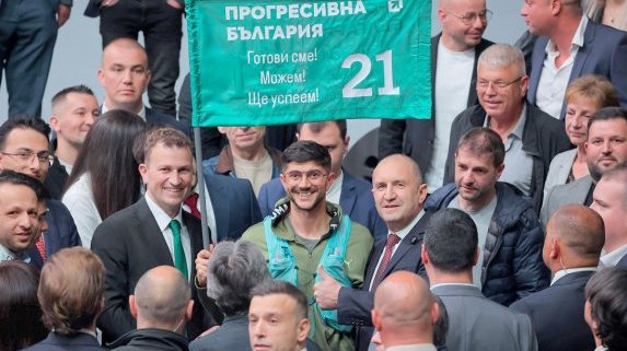 Негласният фронт срещу Радев - изолация или легитимация?