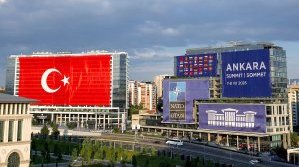 С револвер и ятаган в ръцете