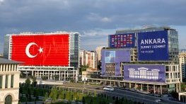 С револвер и ятаган в ръцете